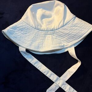 Levi’s Bucket Hat with Straps